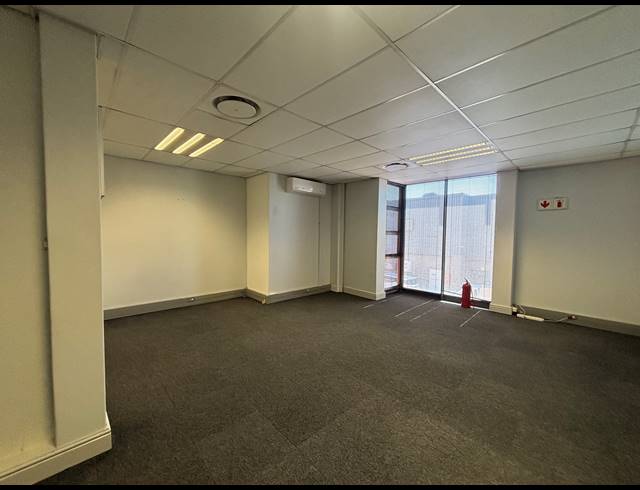 302M² WAREHOUSE TO LET IN STIKLAND INDUSTRIAL